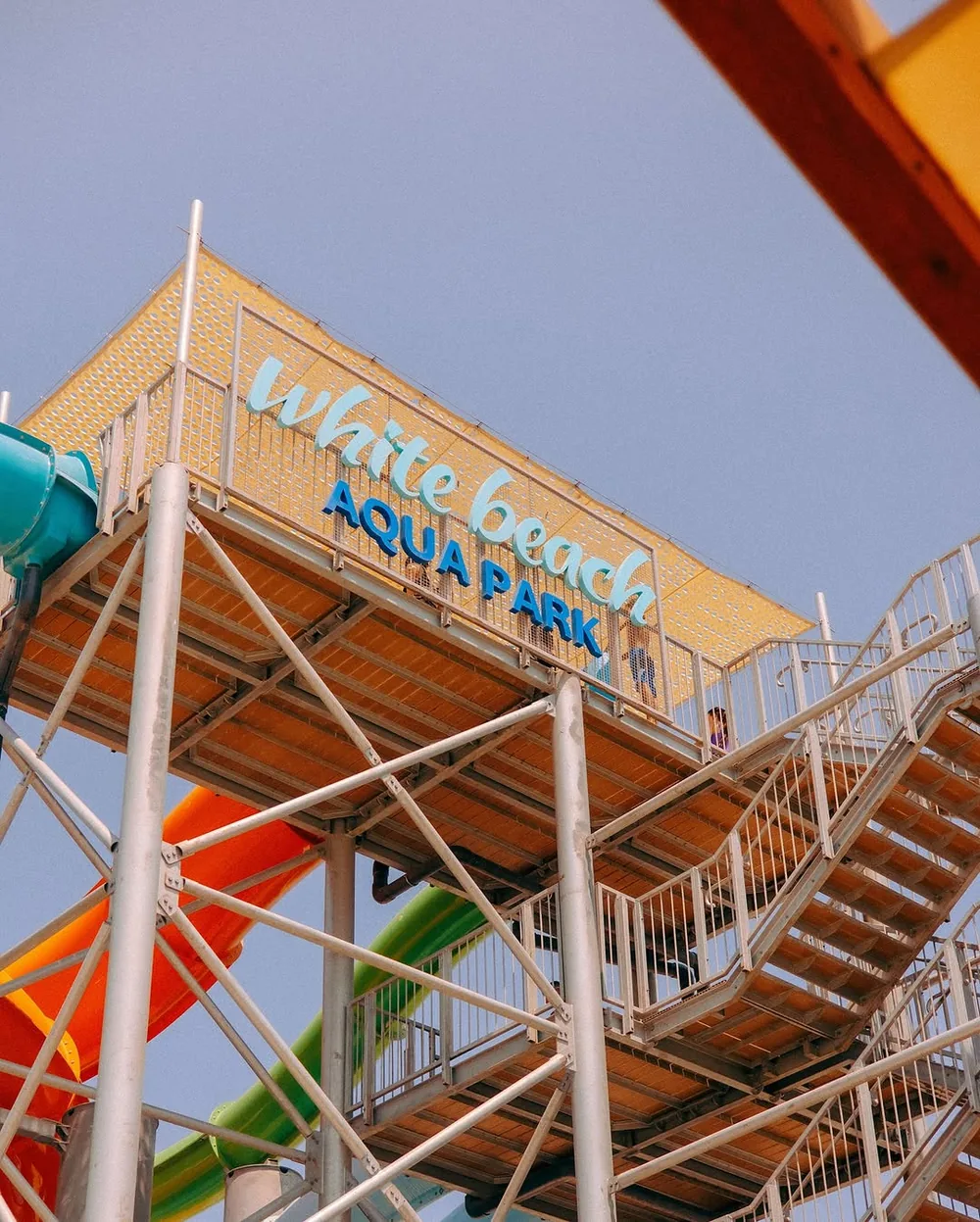 White Beach Aqua Park qülləsi